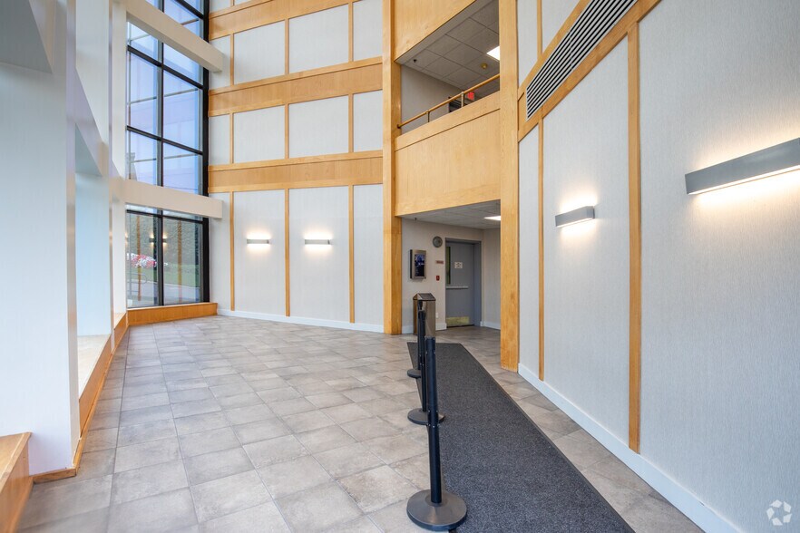 1121 Walt Whitman Rd, Melville, NY for lease - Lobby - Image 2 of 6