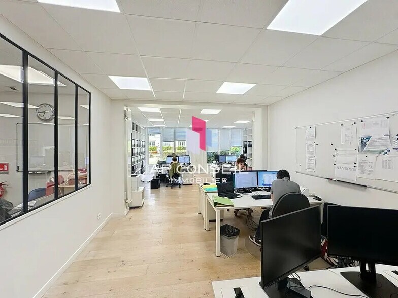 Office in Saint-Germain-en-Laye for lease - Building Photo - Image 1 of 11