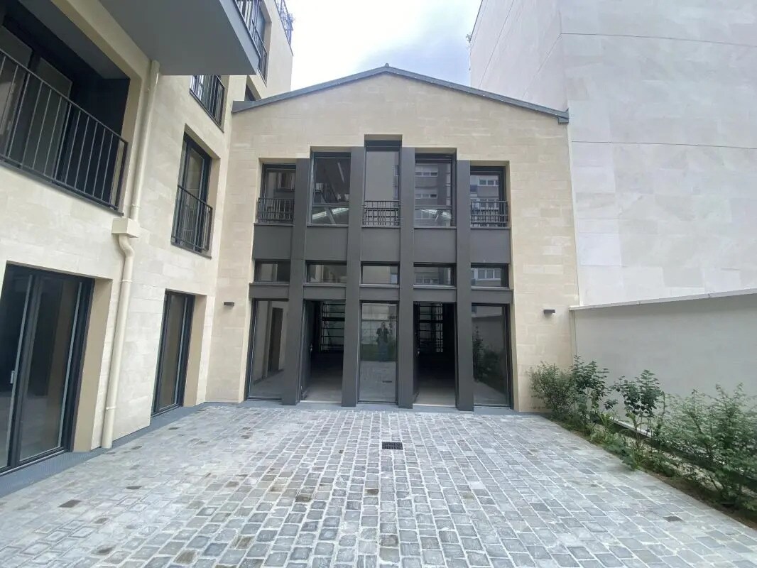 Flex in Clichy for sale Building Photo- Image 1 of 10