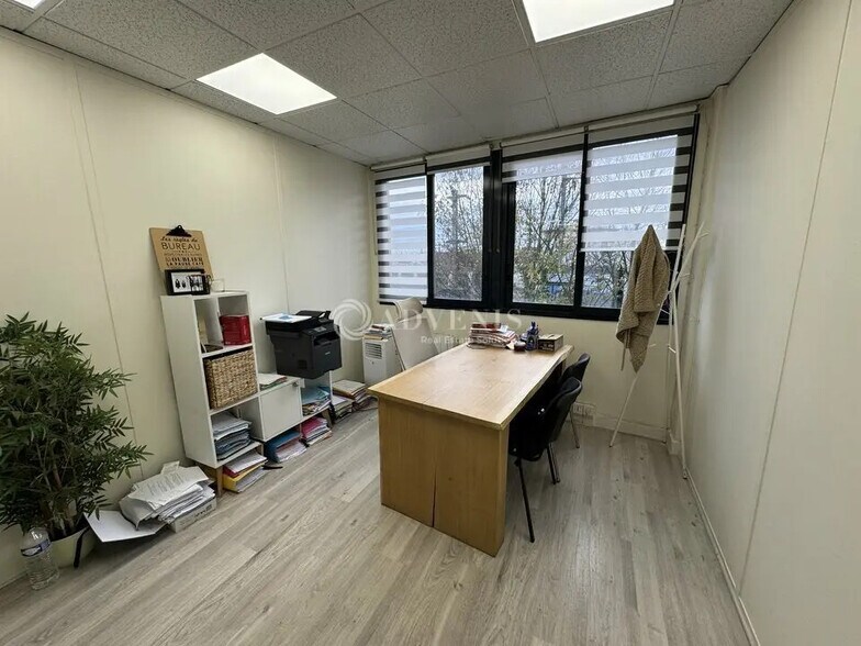 Office in Goussainville for lease - Interior Photo - Image 3 of 10