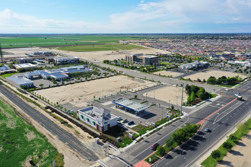 7 Oaks Business Park, Bakersfield, CA for sale - Building Photo - Image 1 of 10