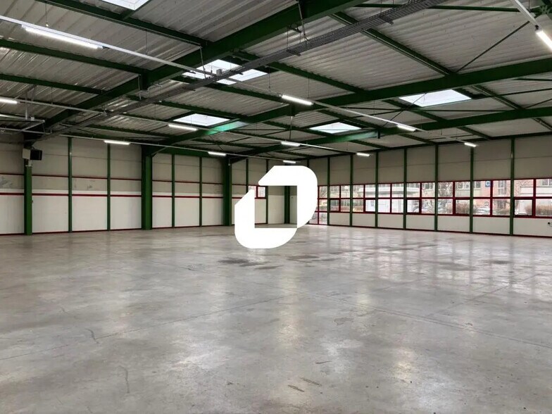 Flex in Saint-Thibault-des-Vignes for lease - Interior Photo - Image 2 of 11