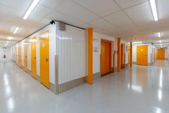 Book End, Witney for lease Interior Photo- Image 2 of 2