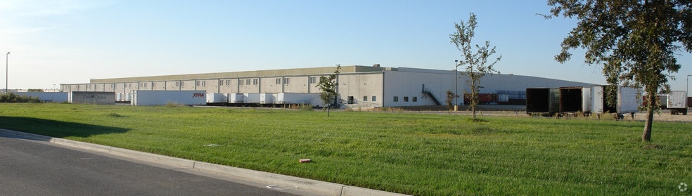 2500 N Plaza Dr, Visalia, CA for lease - Building Photo - Image 3 of 7