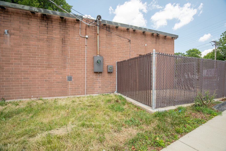 2425 S Big Bend Blvd, Saint Louis, MO for lease - Building Photo - Image 3 of 13