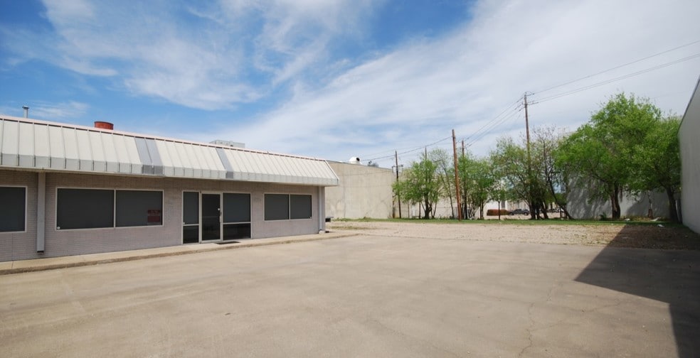 2410 Executive Dr, Garland, TX for lease - Building Photo - Image 3 of 5