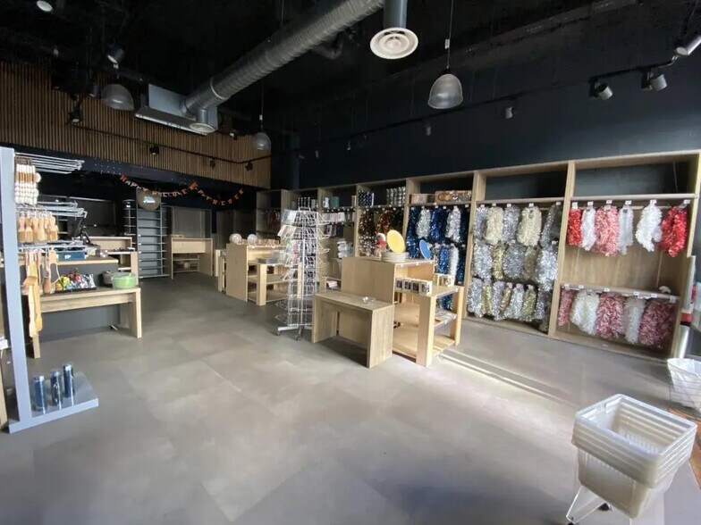 Retail in Joinville-le-Pont for lease - Building Photo - Image 3 of 9