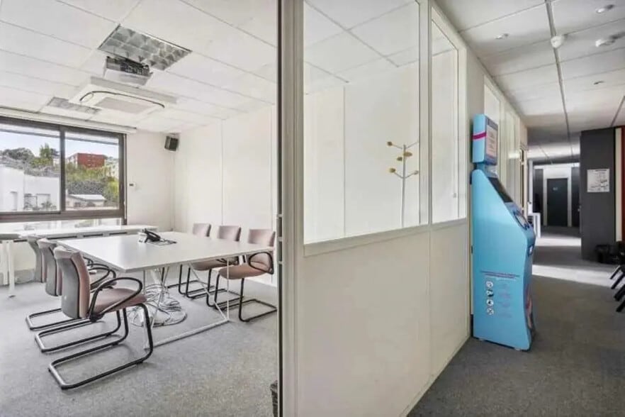 Office in Issy-les-Moulineaux for lease - Interior Photo - Image 2 of 5