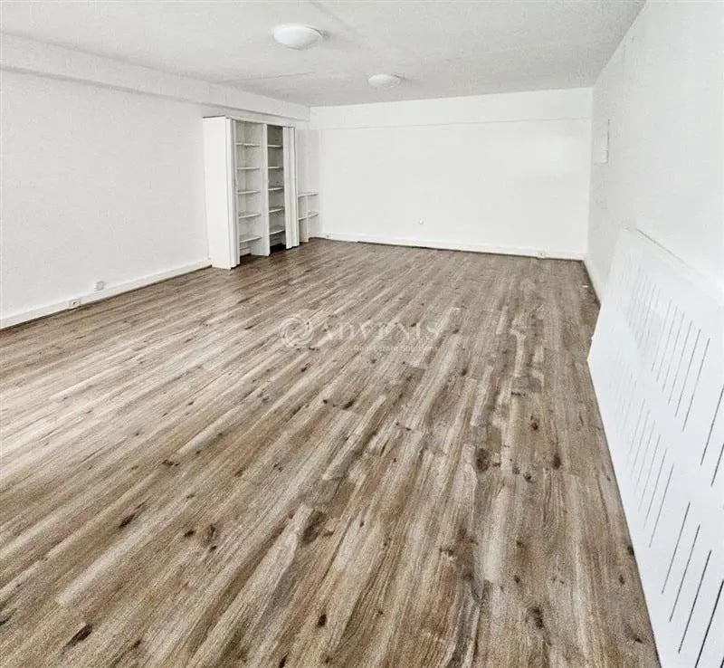 Office in Châtillon for lease Interior Photo- Image 1 of 6