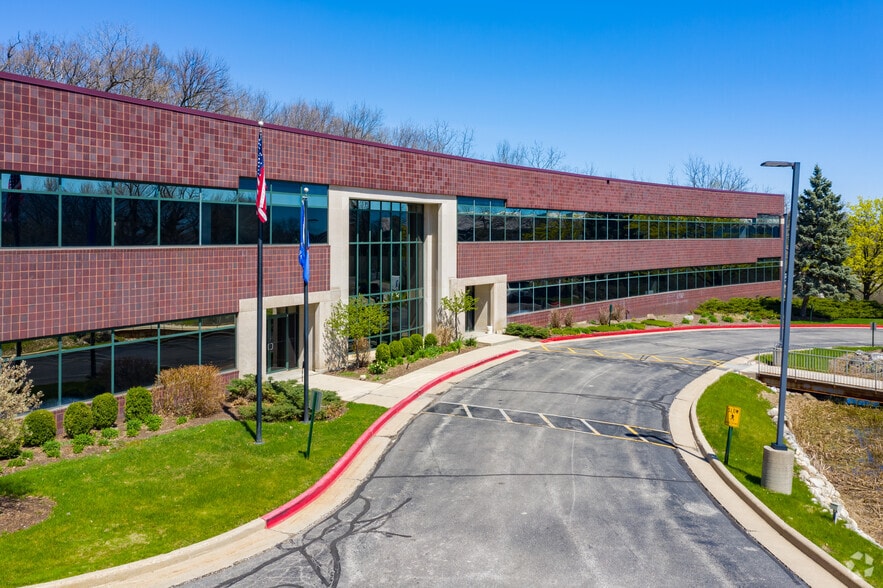 375 Bishops Way, Brookfield, WI for lease - Building Photo - Image 2 of 2