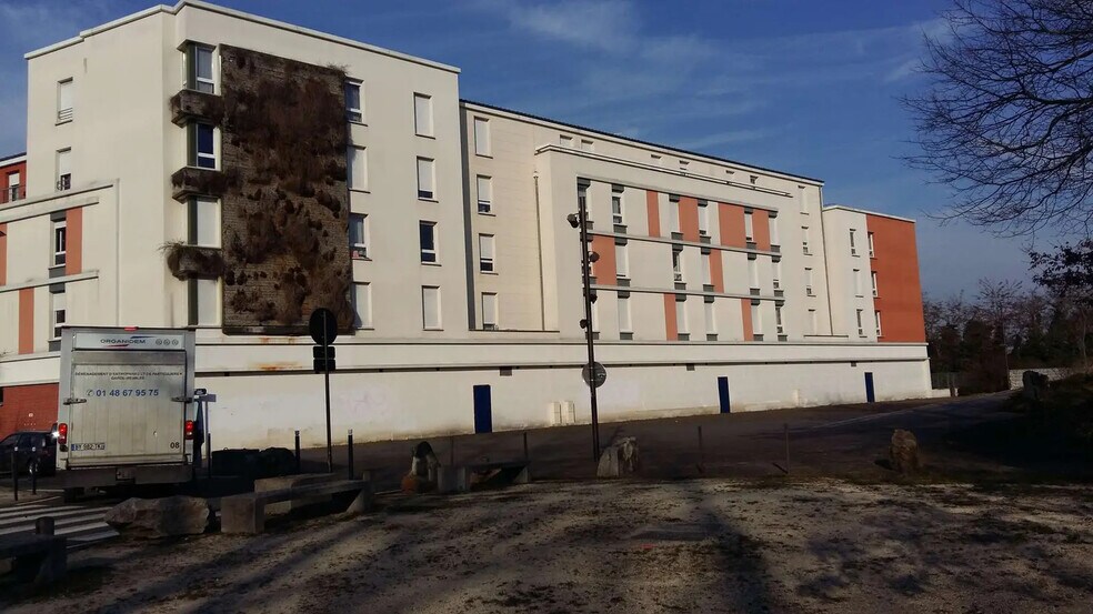 Retail in Neuville-sur-Oise for lease - Building Photo - Image 1 of 4