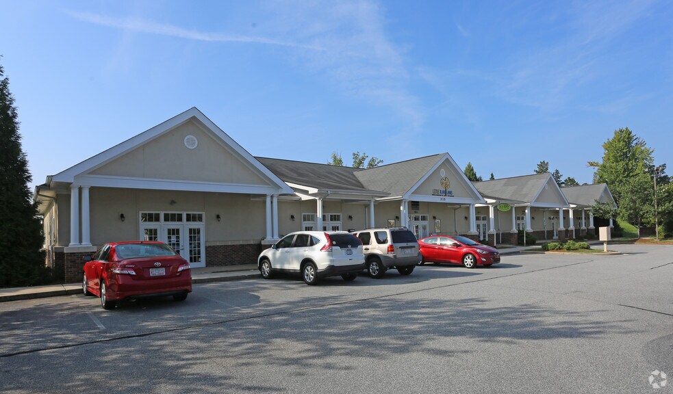 3735 Admiral Dr, High Point, NC 27265