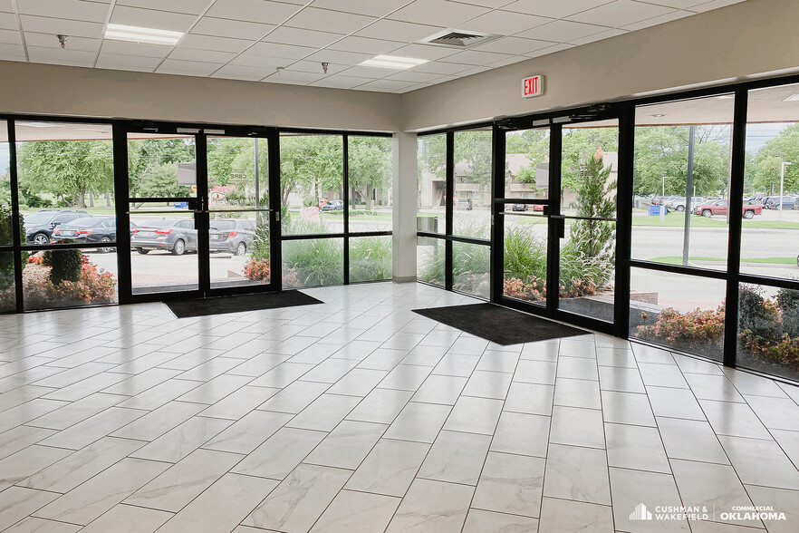 7335 S Lewis Ave, Tulsa, OK for lease - Lobby - Image 2 of 9