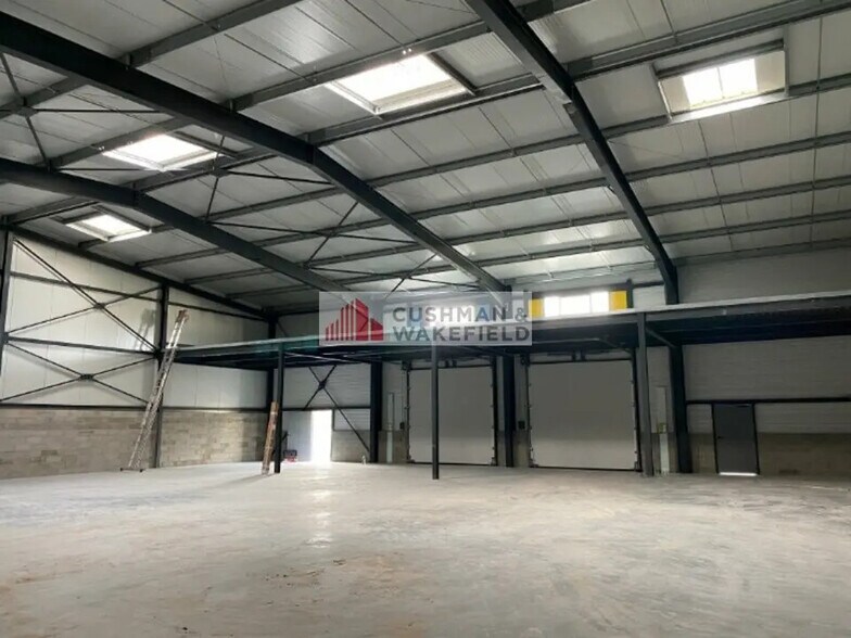 Flex in Nîmes for lease - Interior Photo - Image 2 of 3