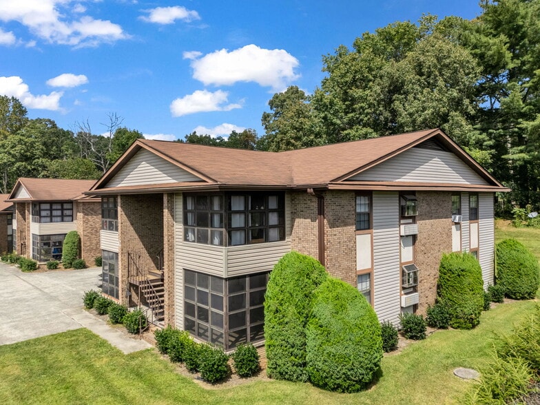 45 Indian River Rd, Hendersonville, NC for sale - Primary Photo - Image 1 of 1
