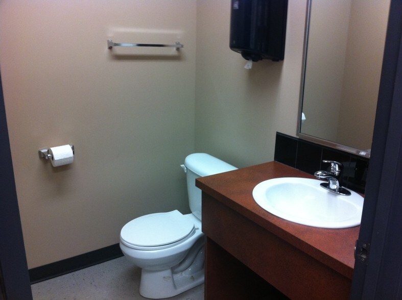 560 Premier Rd, Drumheller, AB for lease - Interior Photo - Image 2 of 15