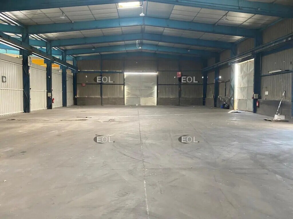 Location Local d'activités 800 m² - Photo 1