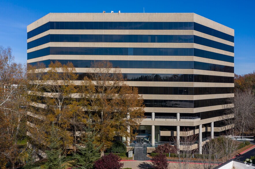 400 Northridge Rd, Atlanta, GA for lease - Building Photo - Image 1 of 21