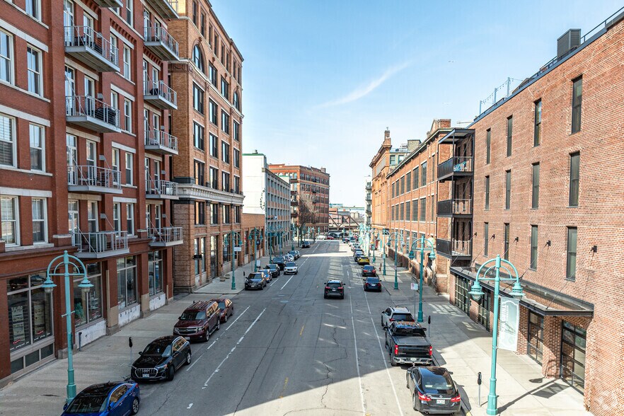 239 E Chicago St, Milwaukee, WI for lease - Building Photo - Image 3 of 19