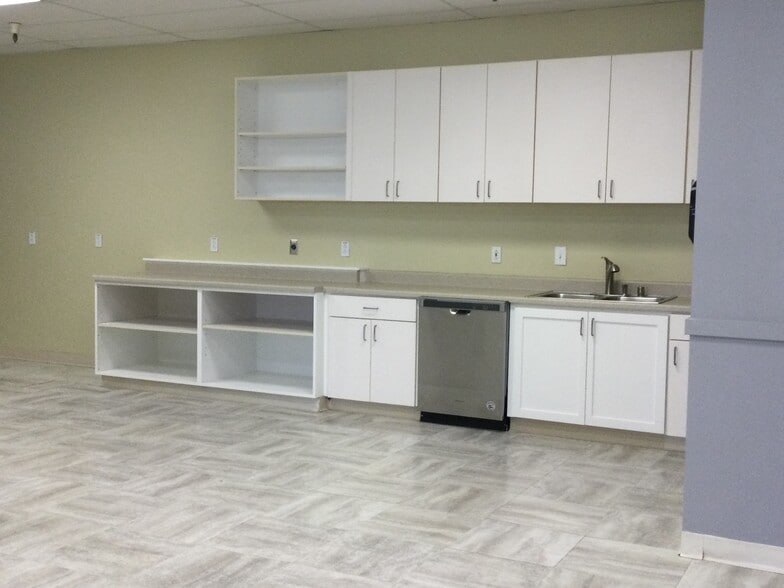 1060 Terra Bella Ave, Mountain View, CA for lease - Interior Photo - Image 2 of 21