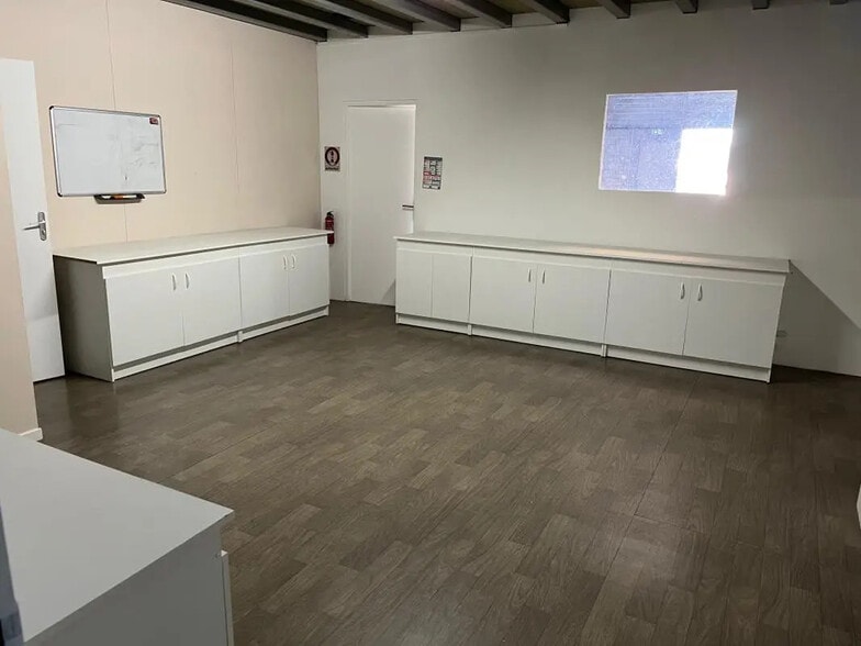 Industrial in SAINT-JEAN-D'ILLAC for lease - Interior Photo - Image 1 of 10