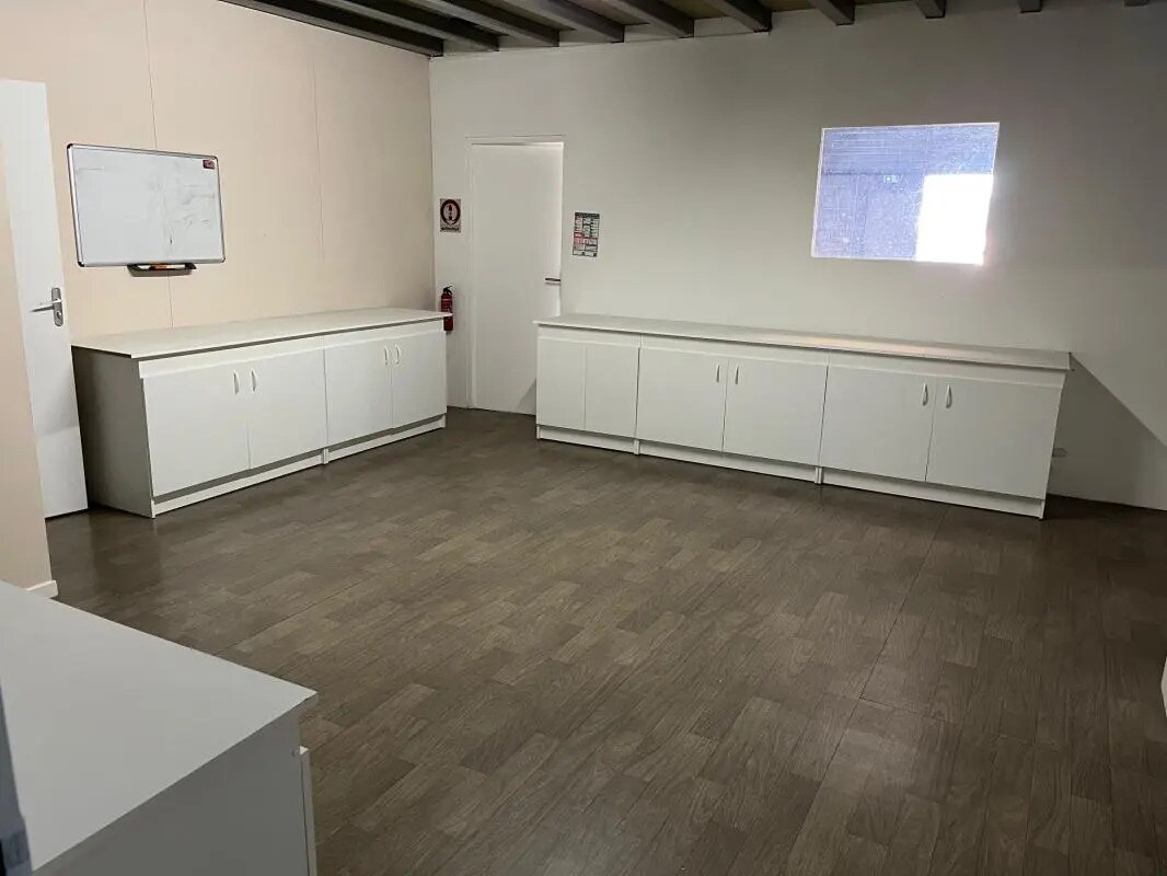 Industrial in SAINT-JEAN-D'ILLAC for lease Interior Photo- Image 1 of 11