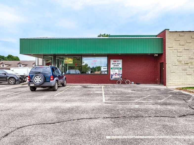 112 W Maple Ave, Beaver Dam, WI for lease - Building Photo - Image 2 of 5