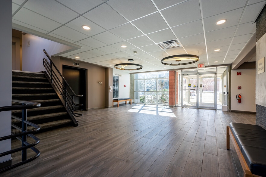 2060 Fairport Nine Mile Point Rd, Penfield, NY for lease - Interior Photo - Image 2 of 7