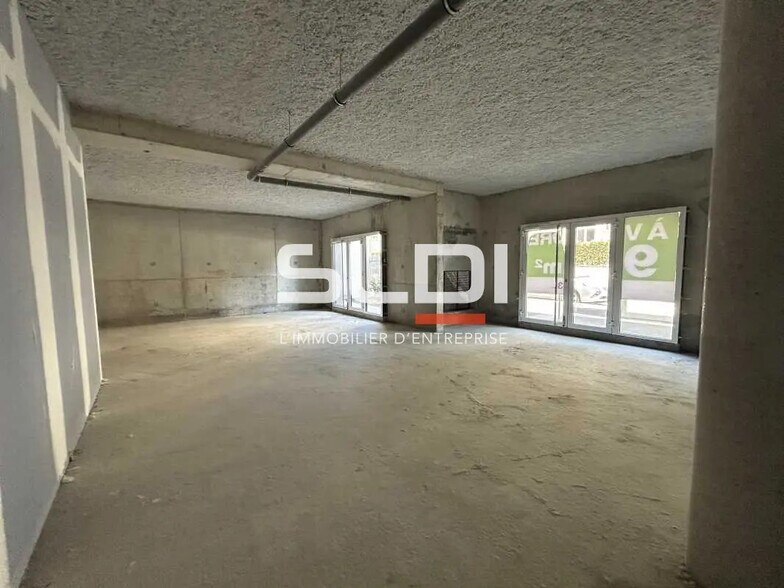 Retail in Villefranche-sur-Saône for lease - Building Photo - Image 3 of 7