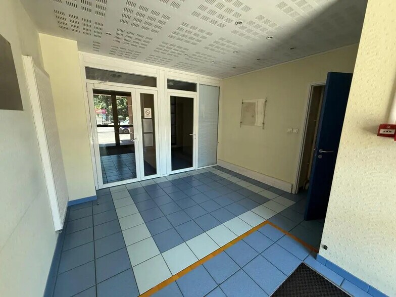 Flex in Bourg-en-Bresse for sale - Lobby - Image 2 of 11