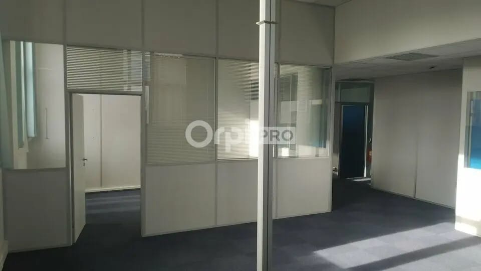 Office in Reims for lease - Building Photo - Image 3 of 8