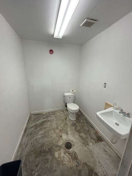 51 13th st, Beaumont, TX for lease - Building Photo - Image 2 of 6