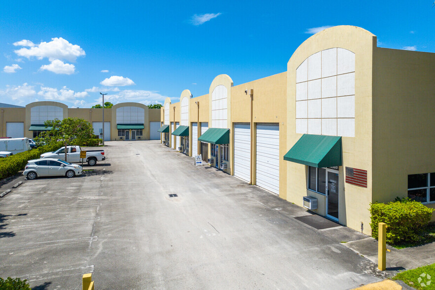 1270 NW 165th St, Miami, FL for lease - Building Photo - Image 3 of 19