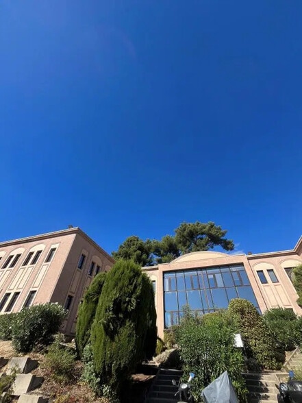 Office in Marseille for lease - Building Photo - Image 2 of 21