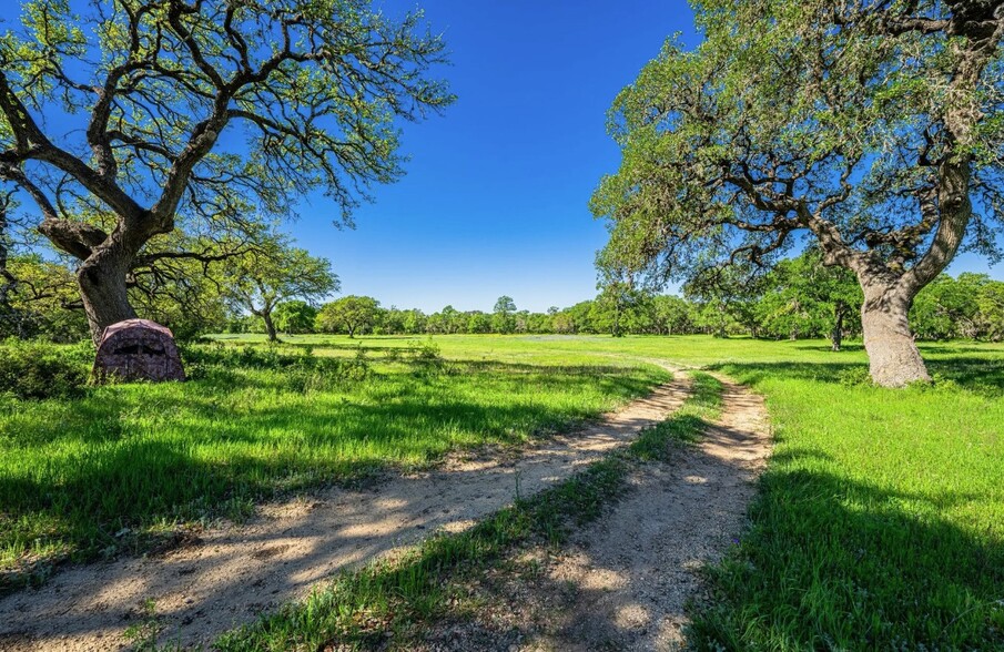 900 Bulverde Rd, Bulverde, TX for sale - Building Photo - Image 2 of 9