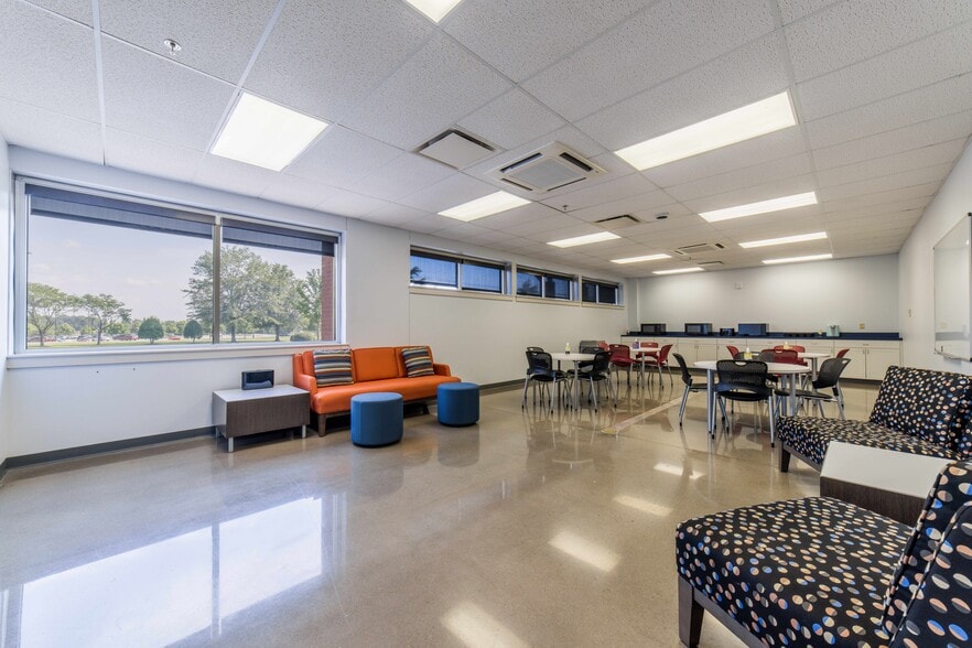 306 JB Hunt Corporate Dr, Lowell, AR for sale - Building Photo - Image 2 of 6