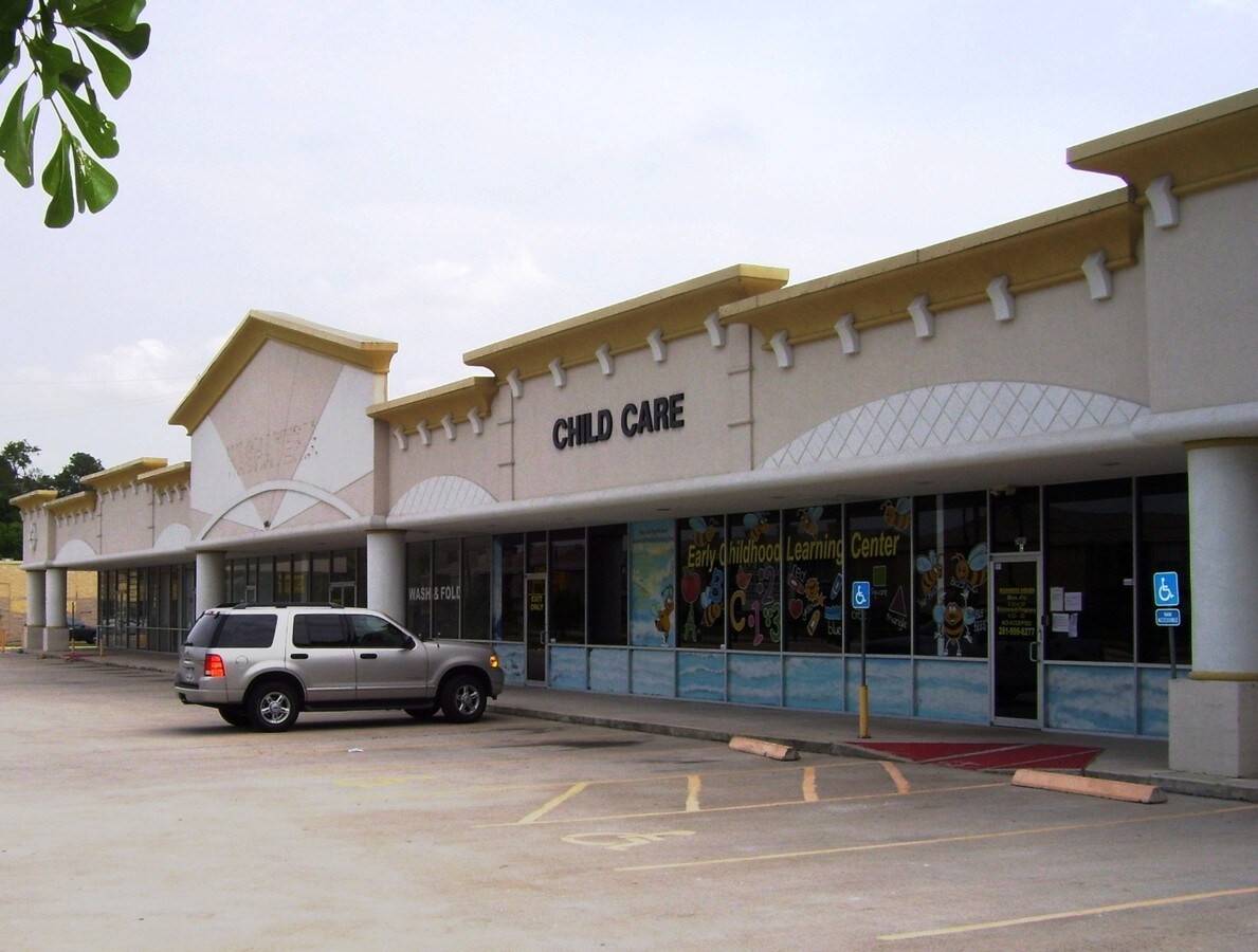 7401 Alabonson Rd, Houston, TX 77088