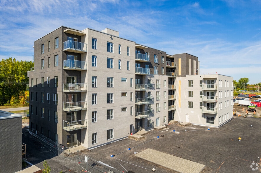 15792 Rue Sherbrooke E, Montréal, QC for lease - Building Photo - Image 2 of 4