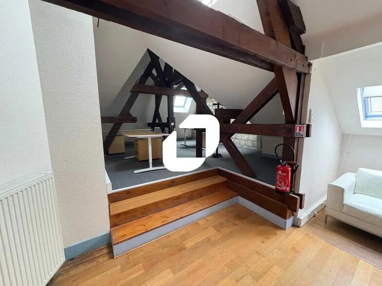 Office in Louveciennes for lease - Interior Photo - Image 1 of 15