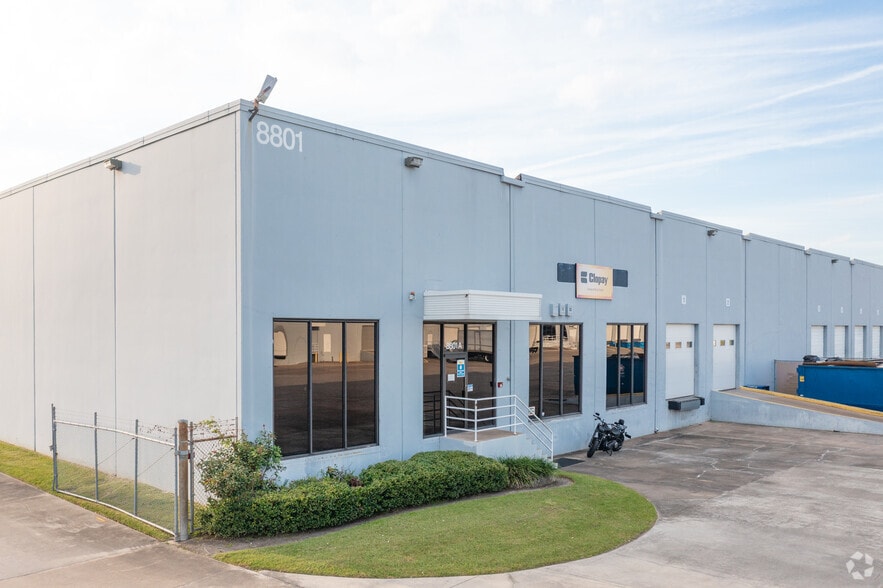 8801 Wallisville Rd, Houston, TX for lease - Building Photo - Image 1 of 21