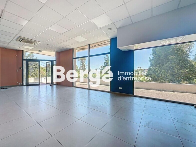 Retail in Antibes for lease - Interior Photo - Image 1 of 5
