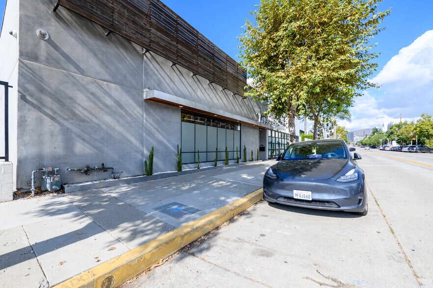 923 Cole Ave, Los Angeles, CA for sale - Building Photo - Image 2 of 15