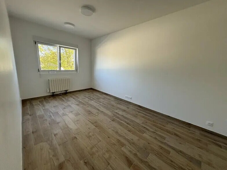 Office in Lucé for lease - Interior Photo - Image 2 of 5