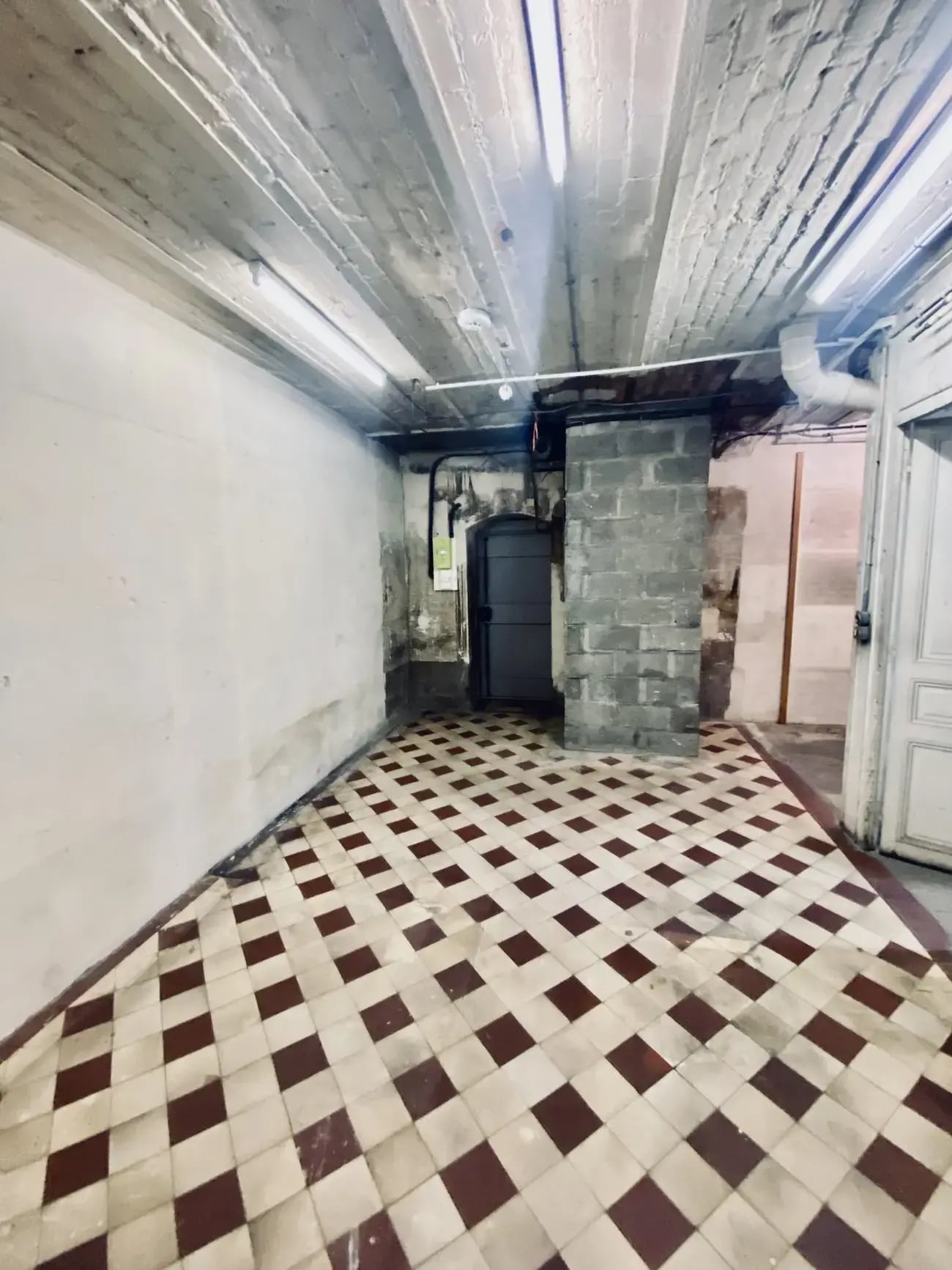 Retail in Paris for lease Interior Photo- Image 1 of 2