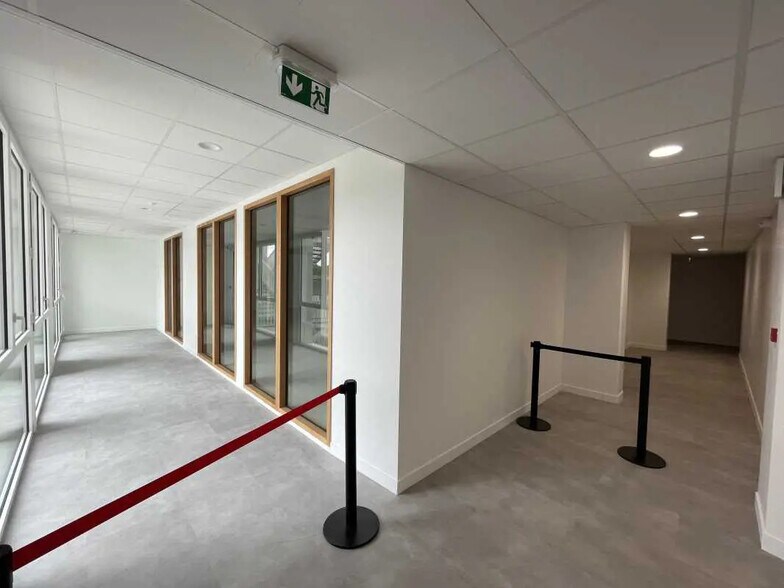Office in Rouen for lease - Interior Photo - Image 2 of 12
