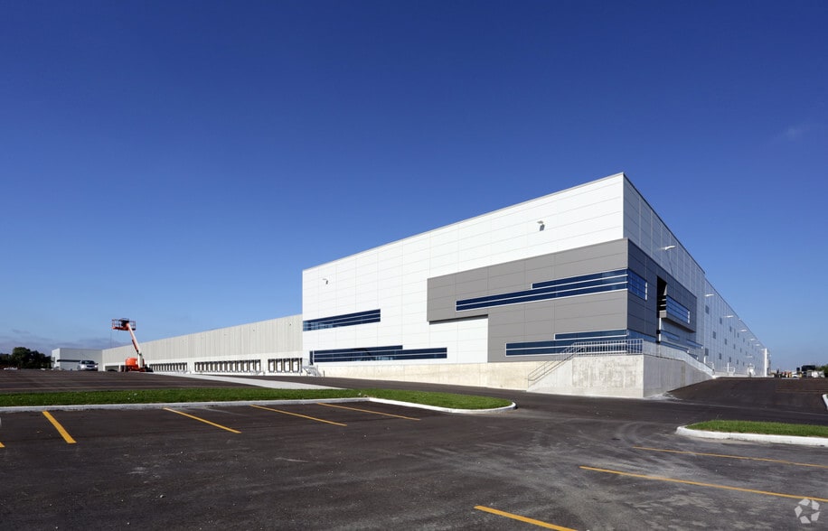 8875 Torbram Rd, Brampton, ON for lease - Building Photo - Image 3 of 5