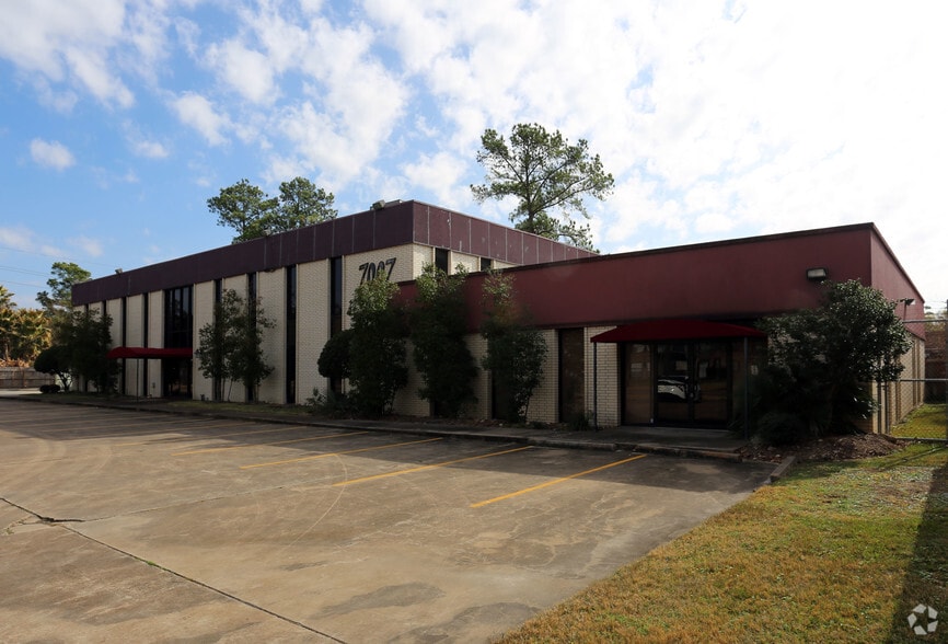 7007 Wimbledon Estates Dr, Spring, TX 77379