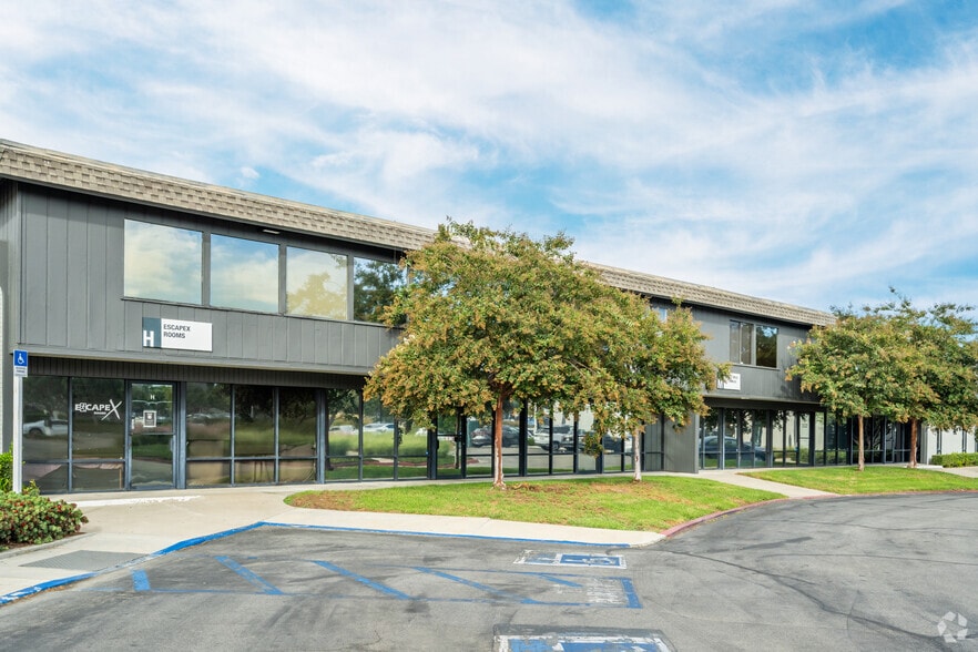 17981 Sky Park Cir, Irvine, CA for lease - Building Photo - Image 2 of 4