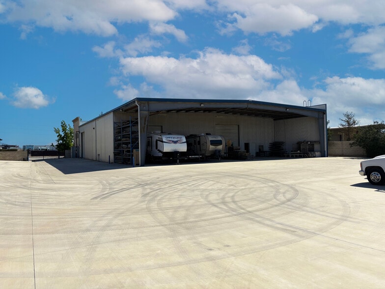 1066 Carrier Parkway Ave, Bakersfield, CA for lease - Building Photo - Image 2 of 8