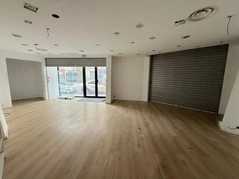 Retail in Paris for lease - Building Photo - Image 1 of 6